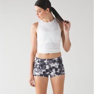 Lululemon High Rise Wunder 2" Shorts in Obscurred Black Dusty Mauve Size 10